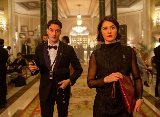 Rich Flu: V absurdní satiře zabíjí záhadný virus pouze bohaté | Fandíme filmu