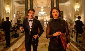 Rich Flu: V absurdní satiře zabíjí záhadný virus pouze bohaté | Fandíme filmu