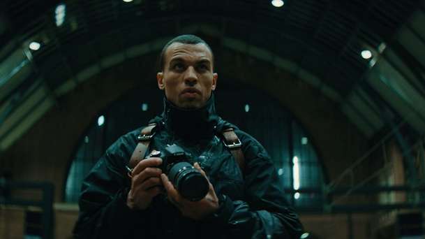 Rain Catcher: Voyeur v mrazivém thrilleru uvidí víc než by mu bylo milé | Fandíme filmu