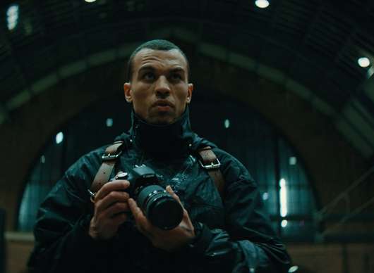 Rain Catcher: Voyeur v mrazivém thrilleru uvidí víc než by mu bylo milé | Fandíme filmu