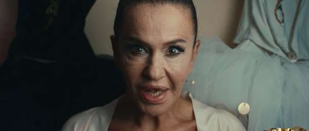 Únos Arabelly: Chris Pine v hloubavé komedii, kde hrdinka věří, že potkala své mladší já | Fandíme filmu