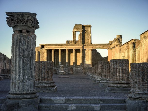 Pompeje: Město zmrazené v čase s Tomem Hiddlestonem | Fandíme serialům