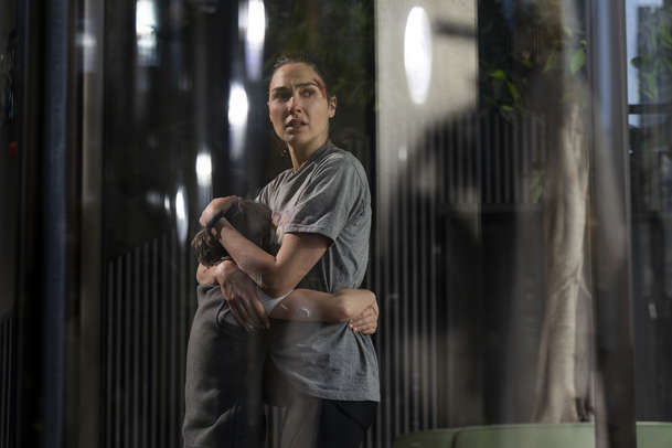 The Runner: V novém thrilleru Gal Gadot běhá jak zběsilá, aby jí nezabili dítě | Fandíme filmu