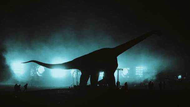 Konec Oak Street: Zápolení s dinosaury v poslední ukázce vypadá skvěle | Fandíme filmu