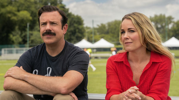 Ted Lasso je po tříleté pauze zpátky s novými epizodami | Fandíme serialům