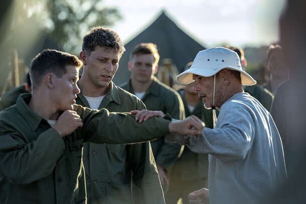 Komáří pohár: Drsná válečná podívaná od Netflixu ukázala trailer | Fandíme filmu