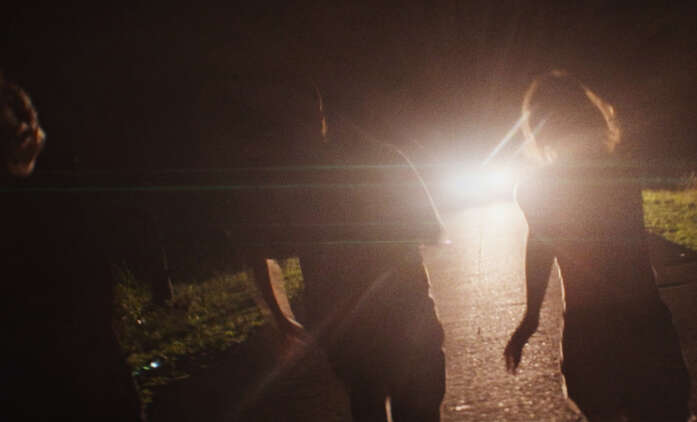 It Ends: Mrazivý thriller z nikdy nekončící silnice dorazil k divákům | Fandíme filmu