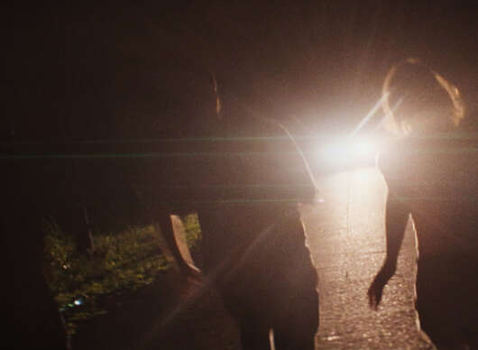 It Ends: Mrazivý thriller z nikdy nekončící silnice dorazil k divákům | Fandíme filmu