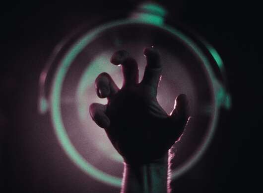 The Third Hand: Šílený vědec přišije raněnému vojákovi třetí ruku | Fandíme filmu