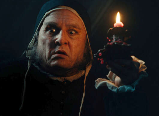 Ebenezer: Vánoční koleda – Nový trailer je prošpikovaný běsněním Johnnyho Deppa | Fandíme filmu