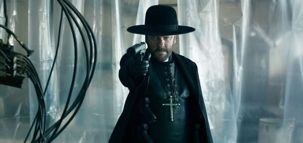 Father Joe: Kiefer Sutherland jako kněz zabiják v první upoutávce | Fandíme filmu