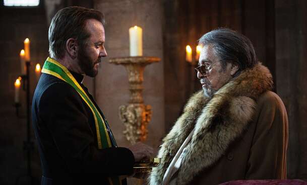 Father Joe: Kiefer Sutherland jako kněz zabiják v první upoutávce | Fandíme filmu