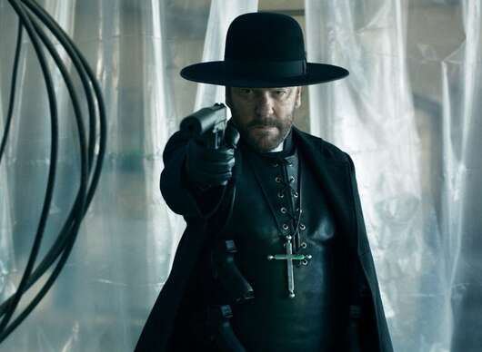 Father Joe: Kiefer Sutherland jako kněz zabiják v první upoutávce | Fandíme filmu