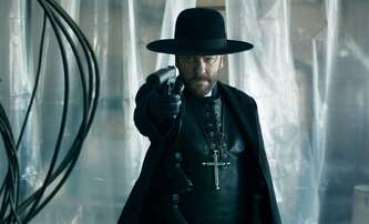Father Joe: Kiefer Sutherland jako kněz zabiják v první upoutávce | Fandíme filmu