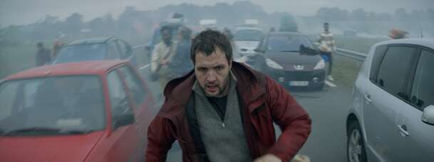 Vincent musí zemřít: V drsné černé komedii hrdinu najednou chtějí všichni zabít | Fandíme filmu