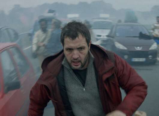Vincent musí zemřít: V drsné černé komedii hrdinu najednou chtějí všichni zabít | Fandíme filmu