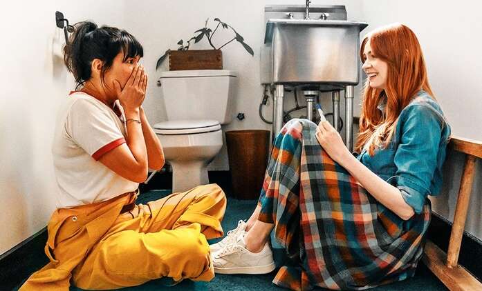 Let's Have Kids: Karen Gillan chce otěhotnět se svou nejlepší kámoškou | Fandíme filmu