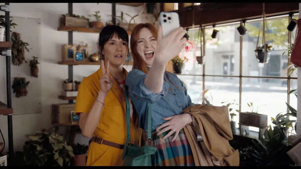 Let's Have Kids: Karen Gillan chce otěhotnět se svou nejlepší kámoškou | Fandíme filmu