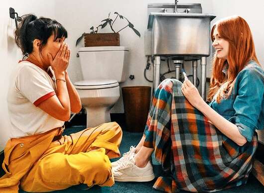 Let's Have Kids: Karen Gillan chce otěhotnět se svou nejlepší kámoškou | Fandíme filmu