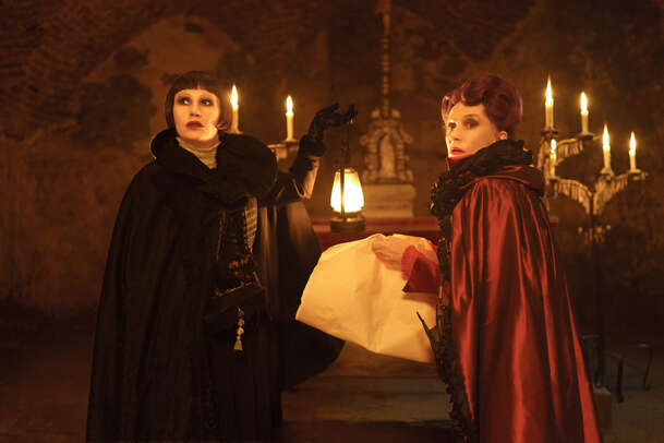 Krvavá hraběnka: Z příběhu hraběnky Bathory je absurdní černá komedie | Fandíme filmu