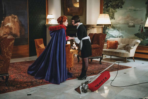 Krvavá hraběnka: Z příběhu hraběnky Bathory je absurdní černá komedie | Fandíme filmu