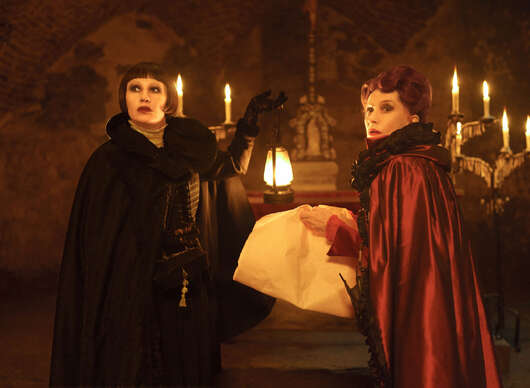 Krvavá hraběnka: Z příběhu hraběnky Bathory je absurdní černá komedie | Fandíme filmu