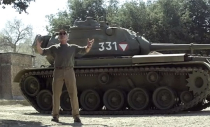 Video: Arnold drtí věci svým tankem | Fandíme filmu
