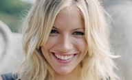 American Sniper: Půvabná Sienna Miller na palubě | Fandíme filmu