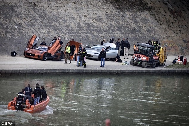 Spectre: Nové oficiální fotky a natáčení v Římě | Fandíme filmu