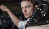 Collide: Nicholas Hoult za volantem ve stylu Kobry 11 | Fandíme filmu