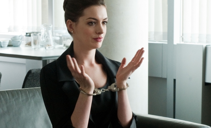 Hathaway a Bautista se vezmou jako agenti v utajení | Fandíme filmu