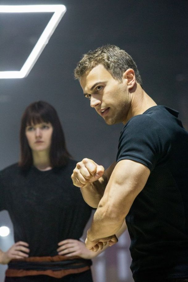 Theo James | Fandíme filmu