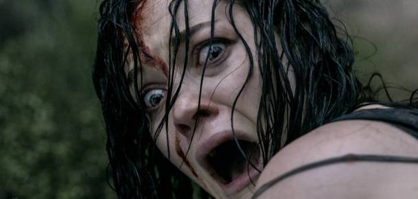 Evil Dead: Oficiální plakát k atmosférickému krváku | Fandíme filmu