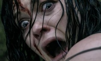 Evil Dead: Oficiální plakát k atmosférickému krváku | Fandíme filmu