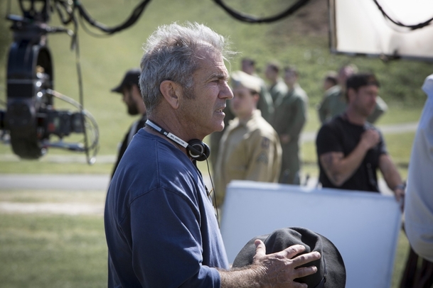 Hacksaw Ridge: Mel Gibson režíruje válečné drama | Fandíme filmu