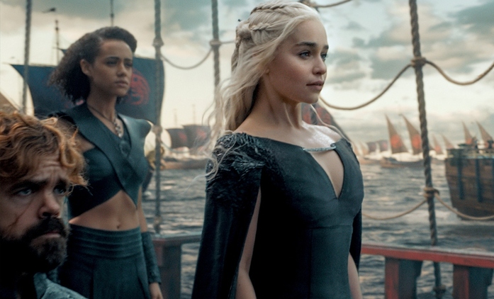 Hra o trůny: Emilia Clarke napráskala, čí byl neblaze proslulý kelímek s kávou | Fandíme seriálům