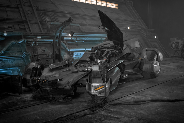 Justice League: Oficiální logo a nový Batmobil | Fandíme filmu