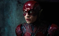 The Flash: Bruce Wayne, Barry Allen a Supergirl na nových fotkách | Fandíme filmu