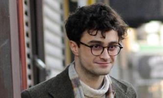 Daniel Radcliffe jako Alan Ginsberg na prvních fotkách | Fandíme filmu