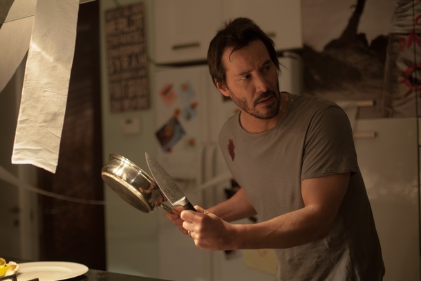 Knock Knock: Keanu Reeves zažívá děs v nové ukázce | Fandíme filmu