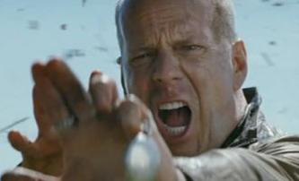 Looper: Bruce Willis musí zabít sám sebe | Fandíme filmu