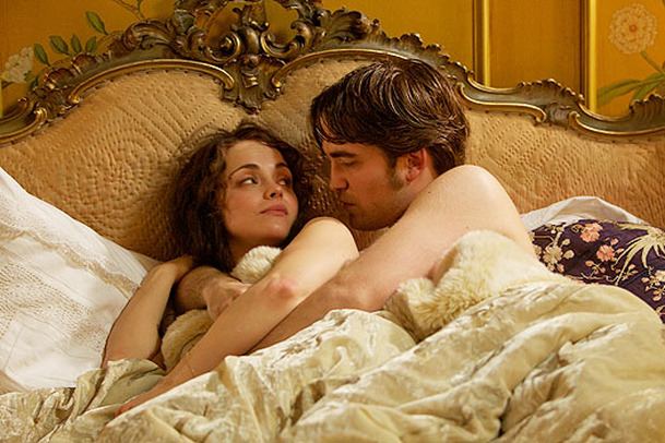 Miláček: Robert Pattinson na vášnivých fotografiích | Fandíme filmu