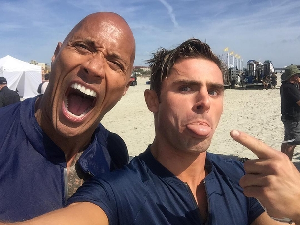 Dwayne Johnson s chutí převzal Zlatou malinu za Baywatch | Fandíme filmu