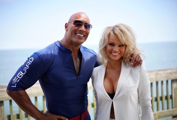 Pobřežní hlídka: Pamela Anderson jde do plavek | Fandíme filmu