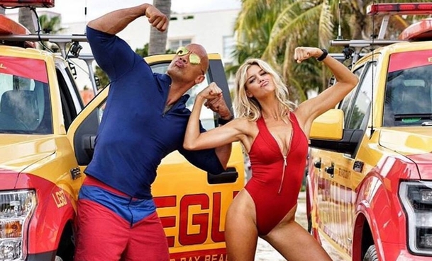 Dwayne Johnson s chutí převzal Zlatou malinu za Baywatch | Fandíme filmu