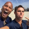 Dwayne Johnson s chutí převzal Zlatou malinu za Baywatch | Fandíme filmu