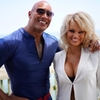 Dwayne Johnson s chutí převzal Zlatou malinu za Baywatch | Fandíme filmu