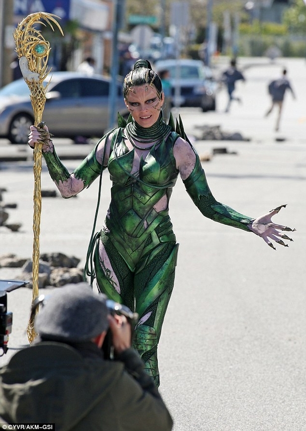 Power Rangers: Rita Repulsa na fotkách a videu z natáčení | Fandíme filmu