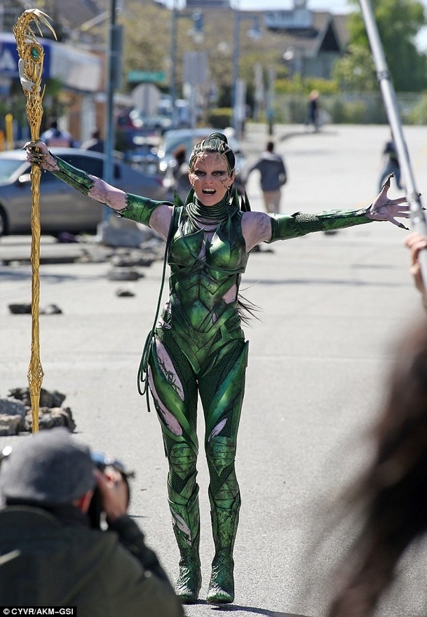 Power Rangers: Rita Repulsa na fotkách a videu z natáčení | Fandíme filmu