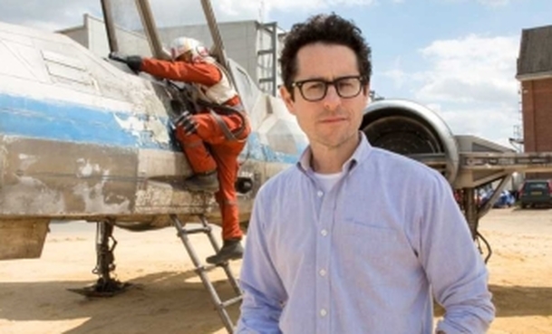 Hollywood se pere o hitmakera J.J. Abramse, režiséra Star Wars. Stamilionové nabídky létají vzduchem | Fandíme filmu